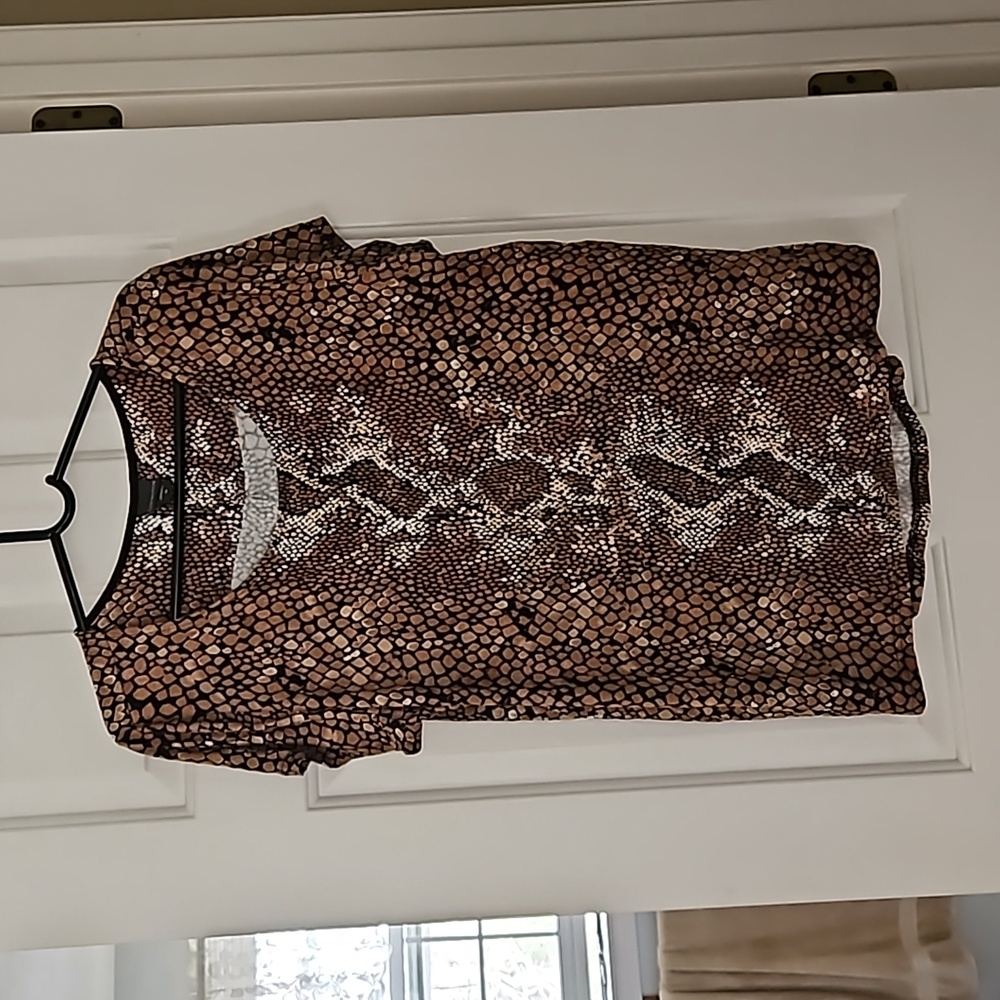 Womens 1x Short sleeve top. Animal print. Black Brown